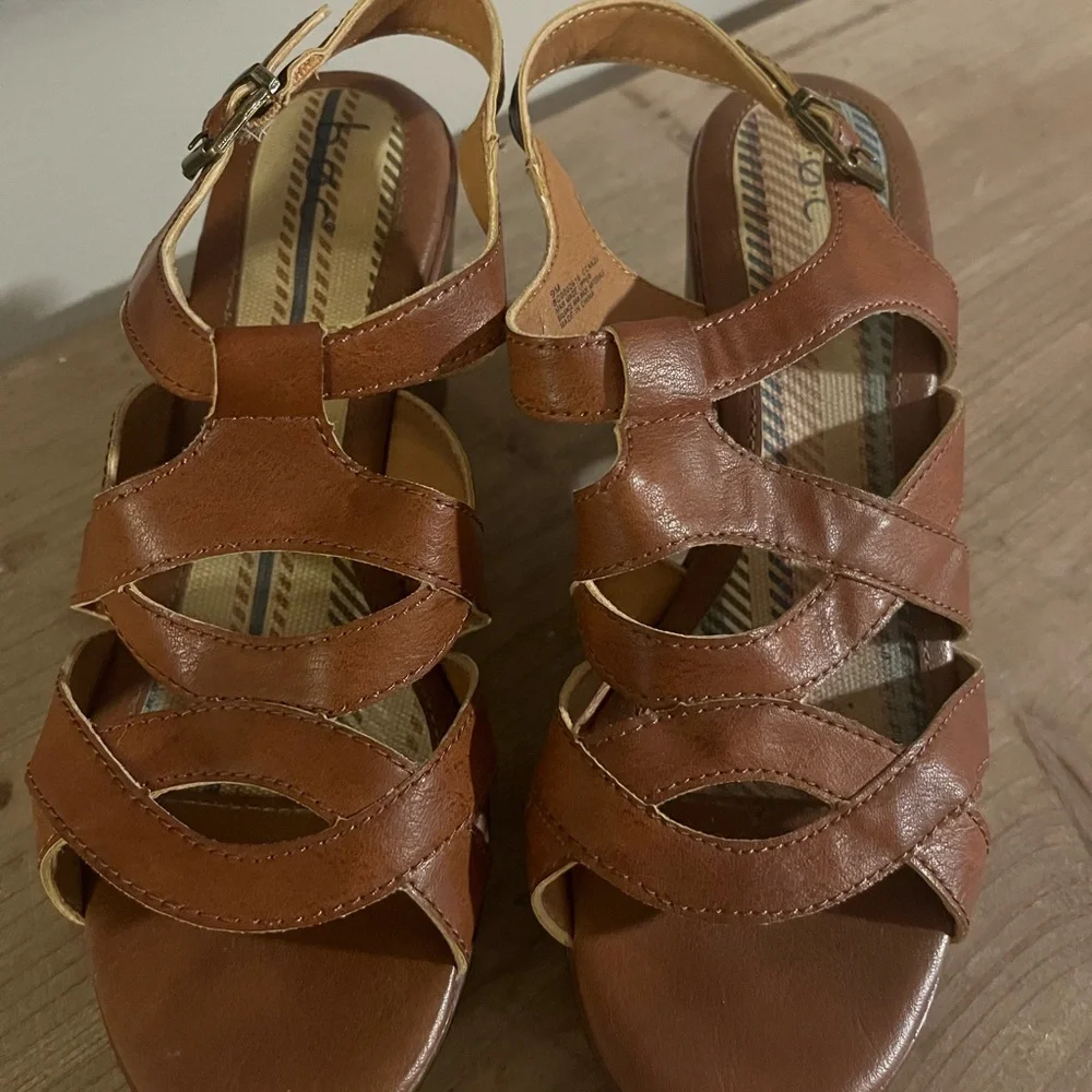 b.o.c. Tan Leather Women's Sandals‎
